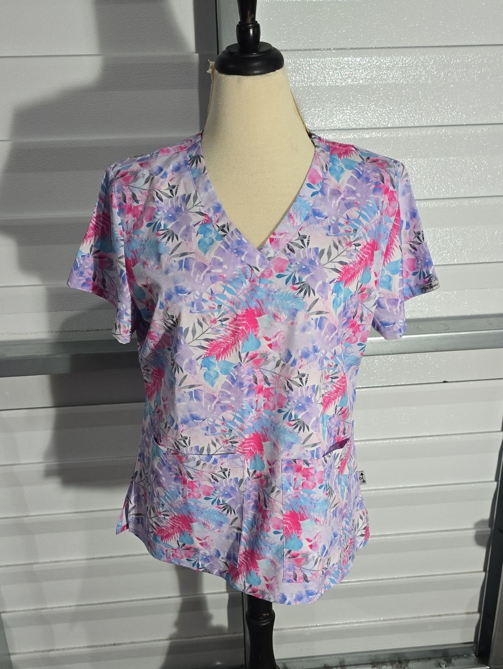 Ava Therese  V-Neck Floral Watercolor Scrub Top in Lavender Pink Size Large